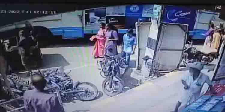 ഓട്ടോ മുന്നോട്ടെടുത്തു, അപ്രതീക്ഷിതമായി വീട്ടമ്മ വീണു; പിന്നാലെ അവരെ നടുവിന് ചവിട്ടിവീഴ്ത്തി മധ്യവയസ്കൻ
