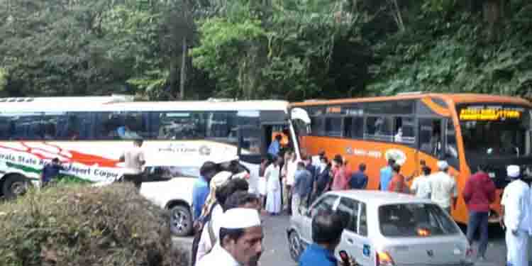 താമരശ്ശേരി ചുരത്തിലെ ഗതാഗത തടസം പരിഹരിച്ചു, കെഎസ്ആർടിസി വോൾവോ ബസ് സ്ഥലത്ത് നിന്ന് മാറ്റി