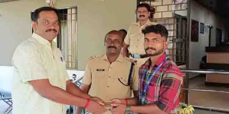 കളഞ്ഞു കിട്ടിയ പണമടങ്ങിയ പേഴ്സ് ഉടമക്ക് തിരിച്ചു നൽകി യുവാവ് മാതൃകയായി