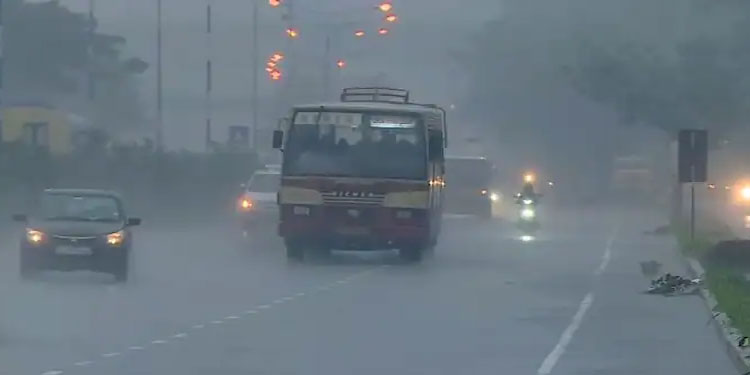 ബംഗാൾ ഉൾക്കടലിൽ അതിതീവ്ര ന്യുനമർദ്ദം, ചുഴലിക്കാറ്റയി മാറും; മഴ ജാഗ്രത പുറപ്പെടുവിച്ചു, കേരളത്തിൽ 2 നാൾ ശക്തം