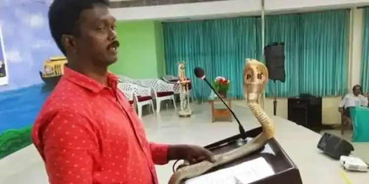 പാമ്പിനെ ഏറ്റവും കൂടുതൽ പീഡിപ്പിക്കുന്നത് വനം വകുപ്പാണെന്ന് വാവ സുരേഷ്