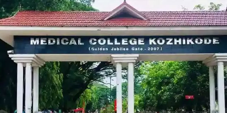 എം.ബി.ബി.എസ് ക്ലാസിൽ കയറിയ പ്ലസ് ടു വിദ്യാർഥിനി പൊലീസിൽ ഹാജരായി