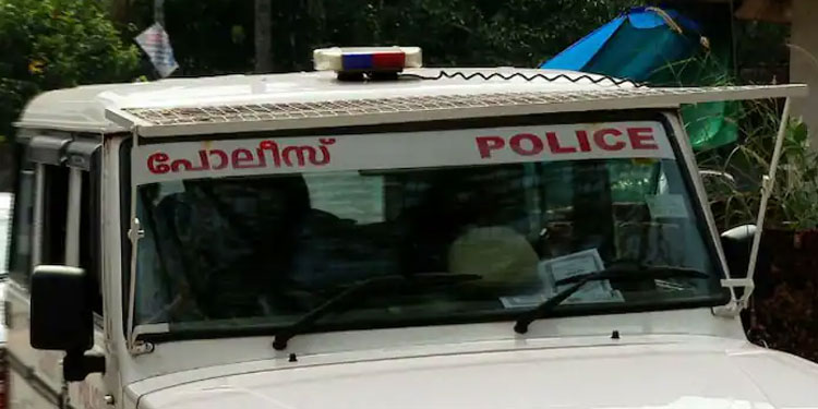 ബസ്സിനുള്ളിൽ ഓടി കളിച്ചപ്പോൾ ദേഹത്ത് തട്ടി, ആറര വയസ്സുകാരിയുടെ മുഖത്ത് കൈ മുറുക്കി മർദ്ദിച്ചു, പരാതി