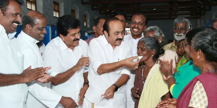 സിമന്റ് ഗോഡൗണിലെ ദുരിതാശ്വാസ ക്യാമ്പില്‍ ക്രിസ്മസ് ആഘോഷിച്ച് പ്രതിപക്ഷ നേതാവ്