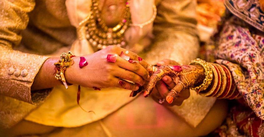 പന്തയം വച്ച് വിവാഹവേദിയില്‍ വധുവിനെ ചുംബിച്ച് യുവാവ്; വിവാഹം വേണ്ടെന്ന് വച്ച് പെണ്‍കുട്ടി