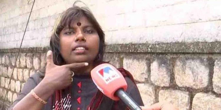 കൊടിതോരണം കഴുത്തില്‍ കുരുങ്ങി; സ്കൂട്ടര്‍ യാത്രികയായ അഭിഭാഷകയ്ക്ക് പരുക്ക്