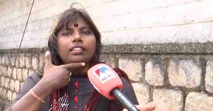 കൊടിതോരണം കഴുത്തില്‍ കുരുങ്ങി; സ്കൂട്ടര്‍ യാത്രികയായ അഭിഭാഷകയ്ക്ക് പരുക്ക്