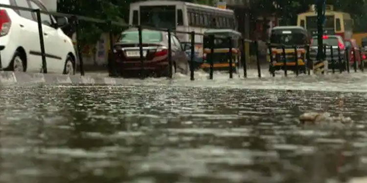 കനത്ത മഴ, ഇരിങ്ങാലക്കുടയിൽ മതിൽ തകർന്നു; രാത്രി 9 ജില്ലകളിൽ മഴ സാധ്യത ശക്തം; തലസ്ഥാനമടക്കം 5 ജില്ലയിൽ ആശ്വാസം