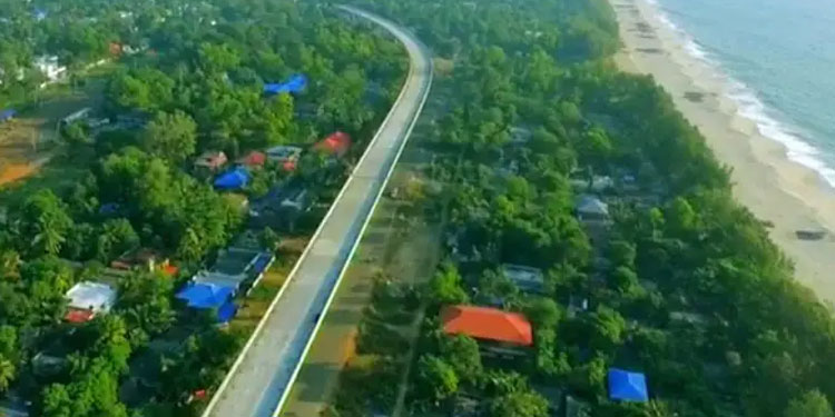 കുഴിയിൽ വീഴാതിരിക്കാൻ മൂന്നിലെ വണ്ടി ബ്രേക്കിട്ടു, ആലപ്പുഴ ബൈപാസിൽ പിന്നിലായി കൂട്ടിയിടിച്ചത് നാല് വാഹനങ്ങൾ