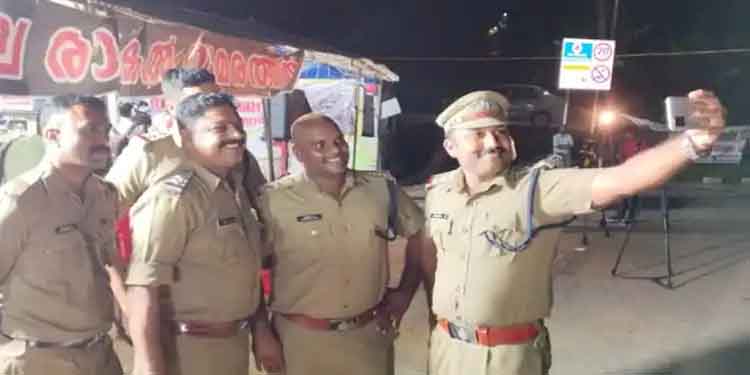 വിഴിഞ്ഞത്ത് ആശങ്കയൊഴിഞ്ഞു; സെല്‍ഫിയെടുത്ത് ആഘോഷമാക്കി പൊലീസുകാര്‍