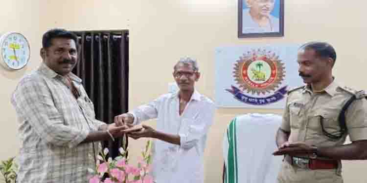 ക്ഷേത്രപരിസരത്തുനിന്ന് കിട്ടിയത് സ്വർണ്ണമോതിരം, ഒടുവിൽ ഉടമയിലെത്തിച്ച് ജ്വല്ലറി ജീവനക്കാരൻ