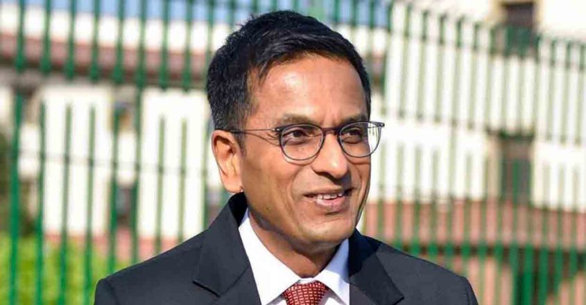 ‘ഇത് അച്ഛന്റെ ഓഫിസ്, ഇതാണ് ജോലി’:‌ പെൺമക്കളുമായി ചന്ദ്രചൂഡ് കോടതിയിൽ