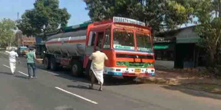 ആലപ്പുഴയിൽ ടാങ്കർ ലോറിയിൽ നിന്ന് ആസിഡ് ചോർന്നു; മരക്കുറ്റി ഉപയോഗിച്ച് താത്കാലിക പരിഹാരം