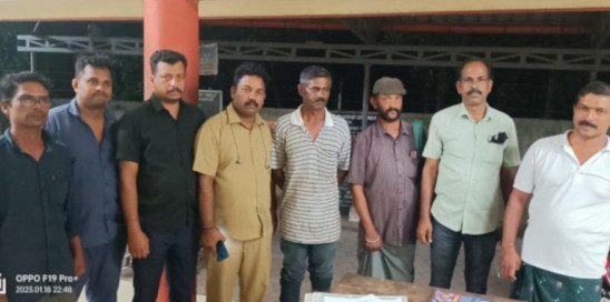 അപകടത്തിൽപ്പെട്ട ഹൗസ് ബോട്ടിൽ നിന്നും ജീവനക്കാരെ രക്ഷപ്പെടുത്തി
