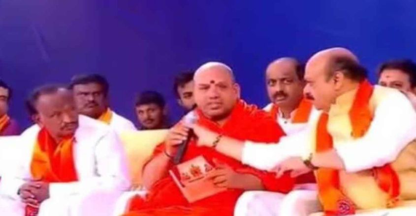വെള്ളപ്പൊക്കത്തെപ്പറ്റി പ്രസംഗം; സ്വാമിയുടെ മൈക്ക് പിടിച്ചുവാങ്ങി കര്‍ണാടക മുഖ്യമന്ത്രി