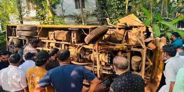 സ്കൂൾ ബസ് അപകടത്തിൽ മലപ്പുറത്ത് കണ്ണീർ; ബൈക്കിൽ സഞ്ചരിച്ച വിദ്യാർഥിനി മരിച്ചു, 16 പേർ ആശുപത്രിയിൽ