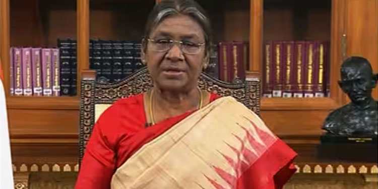 ‘ഭരണഘടന അംഗീകരിച്ച് മുന്നോട്ട് പോകേണ്ടത് പൗരന്‍റെ കടമ’, റിപ്പബ്ലിക് ദിന സന്ദേശവുമായി രാഷ്ട്രപതി