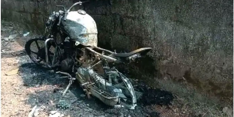 തിരുവനന്തപുരത്ത് സിപിഎം ബ്രാഞ്ച് സെക്രട്ടറിയുടെ ബൈക്ക് തീയിട്ട് നശിപ്പിച്ചു