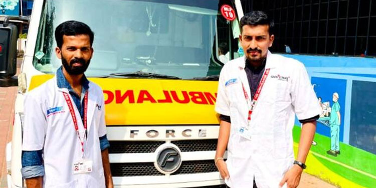 പ്രസവ വേദനയിൽ പുളഞ്ഞ് യുവതി, ആംബുലൻസ് ജീവനക്കാരുടെ സമയോജിത ഇടപെടലിൽ വീട്ടിൽ പ്രസവം, അമ്മയും കുഞ്ഞും സുഖം