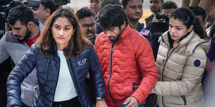 പ്രതിഷേധിക്കുന്ന ഗുസ്തി താരങ്ങളെ അനുനയിപ്പിക്കാൻ കേന്ദ്രം: കായികമന്ത്രിയുമായി ചര്‍ച്ച നടത്തുന്നു