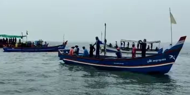 കടലിൽ മീൻപിടിക്കാൻ പോയ തോണി മറിഞ്ഞ് അപകടം; 10 മത്സ്യത്തൊഴിലാളികളെയും രക്ഷിച്ചു