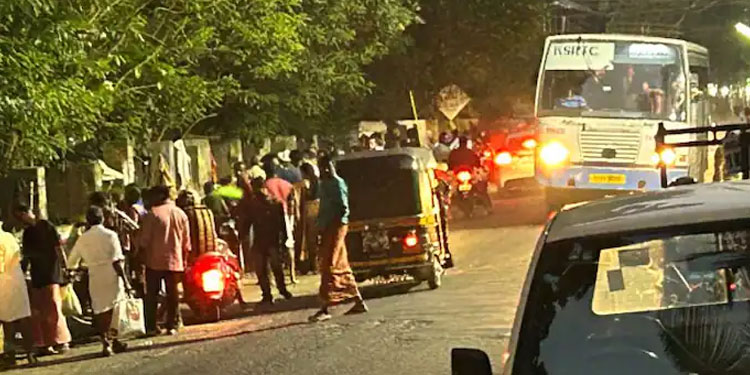 വാഹനം ഒതുക്കാന്‍ പോയിട്ട് നടക്കാന്‍ ഇടമില്ല; റോഡിനിരുവശവും കയ്യേറി അനധികൃത ചന്ത