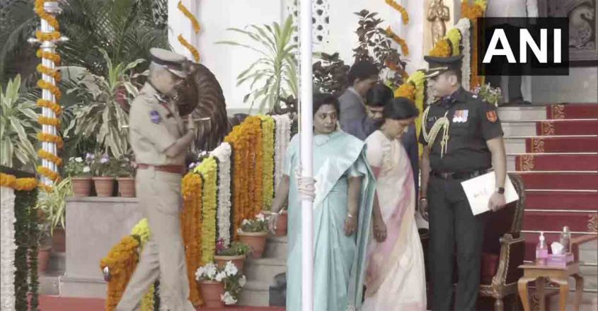 ഹൈക്കോടതി നിർദേശിച്ചിട്ടും റിപ്പബ്ലിക് ദിനാഘോഷം നടത്താതെ തെലങ്കാന; പതാക ഉയർത്തി ഗവർണർ