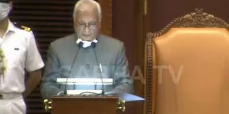 ‘സില്‍വര്‍ലൈന്‍ പദ്ധതി ഉപേക്ഷിച്ചിട്ടില്ല’, വേഗതയുമുള്ള യാത്രയ്ക്ക് സില്‍വര്‍ലൈന്‍ വേണമെന്ന് ഗവര്‍ണര്‍