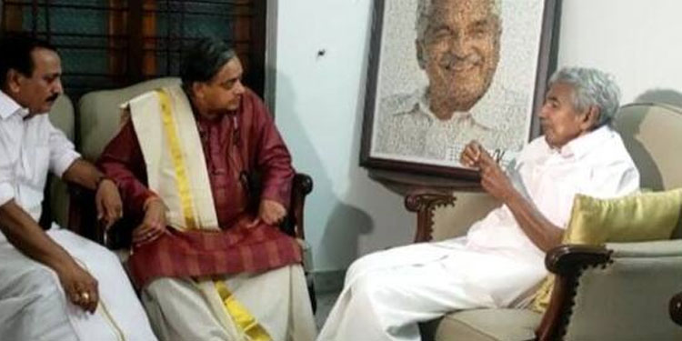 ഉമ്മന്‍ ചാണ്ടിയെ വീട്ടിലെത്തി കണ്ട് ശശി തരൂര്‍, ഒപ്പം എം കെ രാഘവനും, രാഷ്ട്രീയം ചര്‍ച്ചയായില്ലെന്ന് തരൂര്‍