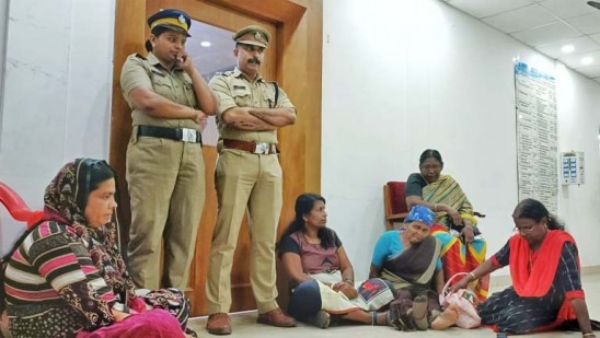വാടകയെവിടെ; ചെയർപേഴ്‌‌സന്റെ മുറിക്കുമുന്നിൽ വീട്ടമ്മമാരുടെ പ്രതിഷേധം