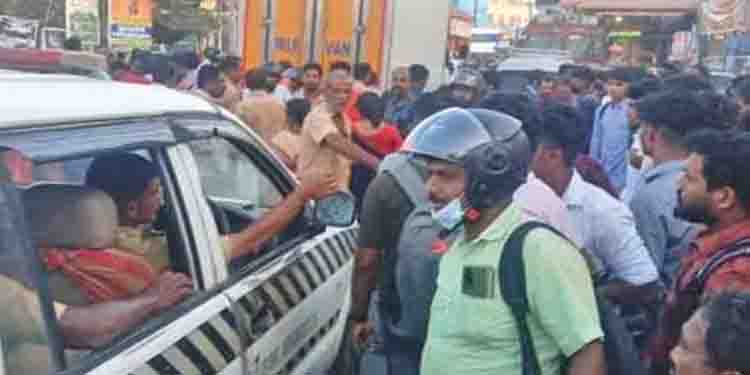 നടുറോഡിൽ പ്ലസ് വൺ വിദ്യാർഥിനിയെ ആക്രമിച്ചു; നാട്ടുകാർ ഓടിച്ചപ്പോൾ അഞ്ചു ബൈക്കുകൾ ഇടിച്ചുതെറിപ്പിച്ച് 20കാരൻ