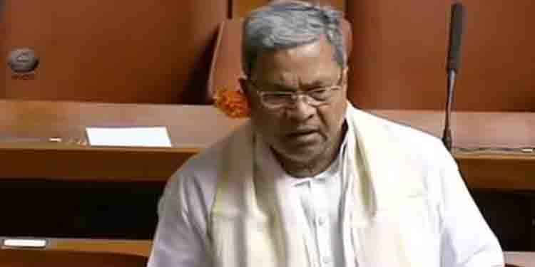 ‘ഇതാണ് ജനങ്ങളുടെ അവസ്ഥ’, ചെവിയിൽ പൂ വച്ച് സിദ്ധരാമയ്യ; കർണാടകയിൽ ബജറ്റവതരണത്തിനിടെ ബഹ​ളം