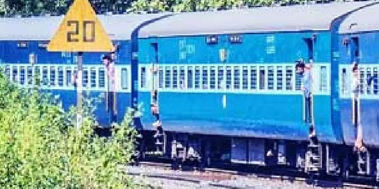 ‘വാ അമ്മാവാ, കുറച്ച് കുടിച്ചിട്ട് പോകാം..’ ട്രെയിനിൽ മദ്യസൽക്കാരം; രണ്ടുപേർ പിടിയിൽ