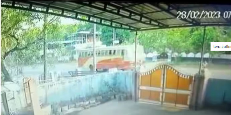 കൊല്ലത്ത് കെഎസ്ആർടിസി ബസ് ബൈക്കിലിടിച്ചു; രണ്ട് വിദ്യാർത്ഥികൾക്ക് ദാരുണാന്ത്യം