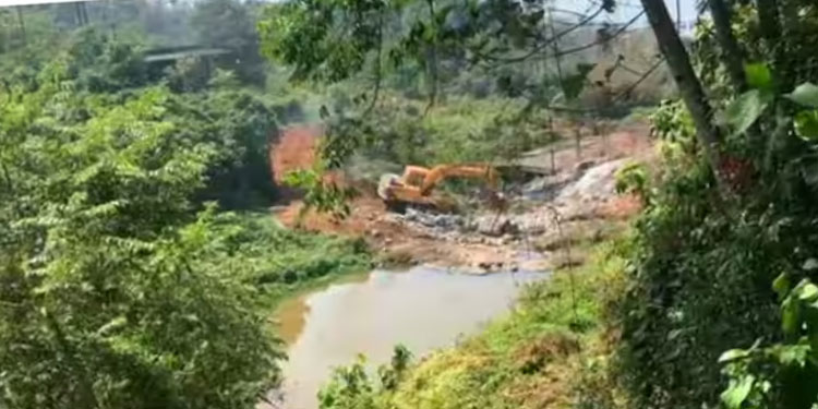 കക്കാടംപൊയിലിൽ പി വി അൻവർ എംഎൽഎയുടെ നേതൃത്വത്തിൽ നിർമ്മിച്ച തടയണകൾ പൊളിക്കുന്നു