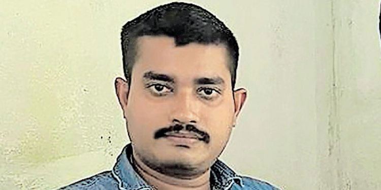 ‘കൊച്ച് കൂടെ ഇല്ലായിരുന്നെങ്കിൽ നിന്നെയൊക്കെ തൂക്കി അകത്തിട്ടേനെ’: ശരത്തിനോട് അലറി എസ്‌ഐ