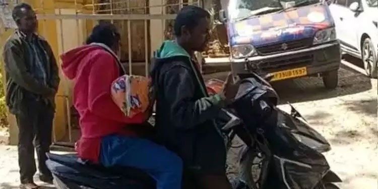 ആശുപത്രി ആംബുലൻസ് വിട്ടുനൽകിയില്ല; നവജാത ശിശുവിന്റെ മൃതദേഹം ഇരുചക്ര വാഹനത്തില് വീട്ടിലെത്തിച്ച് മാതാപിതാക്കള്