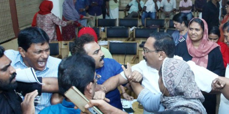 മലപ്പുറം നഗരസഭ കൗൺസിലിൽ ലീഗ് അക്രമം; എൽഡിഎഫ് വനിതാ കൗൺസിലർമാർക്കടക്കം മർദനം