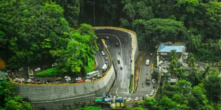 താമരശ്ശേരി ചുരത്തിലെ ഗതാഗതക്കുരുക്കഴിക്കാൻ സംവിധാനം: വാഹനങ്ങളെടുത്ത് മാറ്റാൻ ക്രെയിൻ, പൊലീസിനെയും നിയോഗിക്കും
