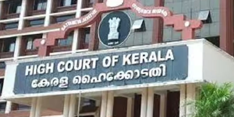 ദൗർബല്യമായി കാണരുത്; അനധികൃത ഫ്ലക്സ് ബോർഡ് വിഷയത്തില്‍ സർക്കാരിന് മുന്നറിയിപ്പ് നല്‍കി ഹൈക്കോടതി
