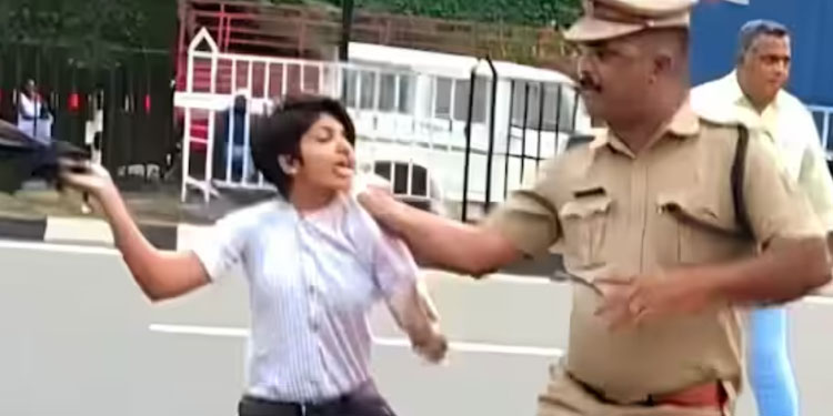 ‘സമരത്തിനിടെ കെ.എസ്.യു വനിതാ നേതാവിനെ പുരുഷ പൊലീസ് മർദ്ദിച്ചു, മോശമായി പെരുമാറി’; പരാതിയുമായി കോൺ​ഗ്രസ്