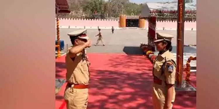 വാക്കുകളില്ല, ഇത് അനർഘനിമിഷം; ഐ.പി.എസുകാരിയായ മകളെ സല്യൂട്ട് ചെയ്ത് അസം ഡി.ജി.പി