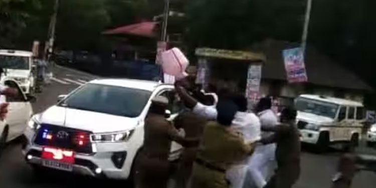 മന്ത്രി റോഷി അഗസ്റ്റിന് നേരെ യൂത്ത് കോണ്‍ഗ്രസ് പ്രതിഷേധം: കരിങ്കൊടി, വാഹനത്തിന് നേരെ കാലിക്കുടം എറിഞ്ഞു