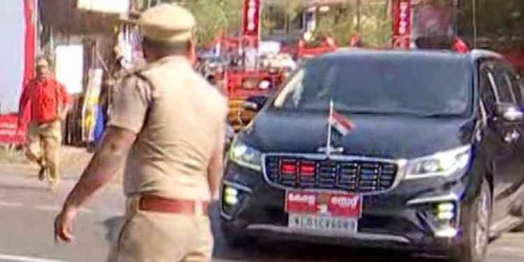 ‘സാധാരണക്കാര്‍ക്ക് യാത്ര ചെയ്യേണ്ടേ?’: മുഖ്യമന്ത്രിക്ക് വഴിയൊരുക്കാന്‍ റോഡ് തടഞ്ഞതില്‍ കോടതി