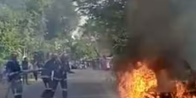 എറണാകുളത്ത് ഓടിക്കൊണ്ടിരുന്ന കാര്‍ കത്തി നശിച്ചു: ഡ്രൈവര്‍ അത്ഭുതകമായി രക്ഷപ്പെട്ടു