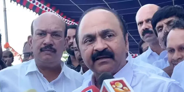 മുഖ്യമന്ത്രി വീട്ടില്‍ നിന്നും പുറത്തിറങ്ങില്ല; പൊലീസിനെ ഇറക്കി അടിച്ചമര്‍ത്താമെന്ന് കരുതേണ്ടെന്ന് വി.ഡി സതീശൻ