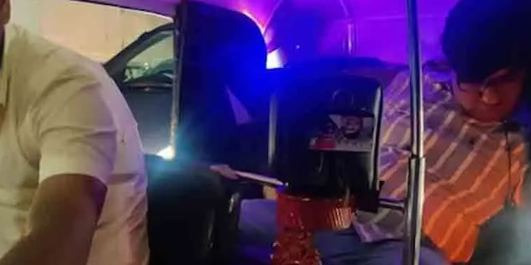 ഓട്ടോയിൽ തളർന്നുറങ്ങുന്ന ജീവനക്കാരനെ പുകഴ്ത്തി സി.ഇ.ഒയുടെ പോസ്റ്റ്; അടിമപ്പണിയെന്ന് വിമർശനം