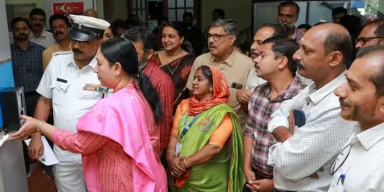 മാസത്തില്‍ 300 മിനുട്ട് വരെ വൈകാം, പിന്നെ വൈകിയാല്‍ കാശ് പോകും; ഒടുവില്‍ വയനാട് കലക്ടറേറ്റിലും പഞ്ചിങ്