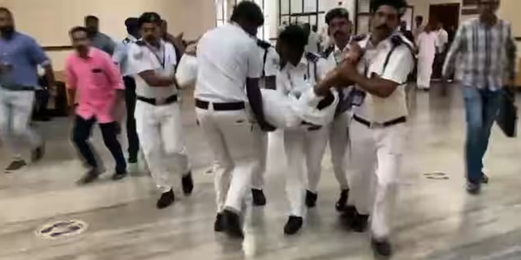 സ്പീക്കറുടെ ഓഫീസിന് മുന്നിൽ പ്രതിഷേധം: എംഎൽഎ ബോധംകെട്ട് വീണു, കൈയ്യേറ്റം ചെയ്തതെന്ന് പ്രതിപക്ഷം