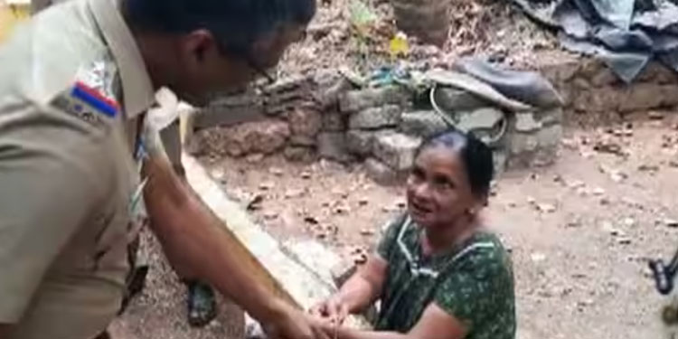 വീട് വൃത്തിയാക്കുന്നതിനിടെ മുഖംമൂടി ധരിച്ച് കള്ളനെത്തി; വീട്ടമ്മയെ ശുചിമുറിയിൽ പൂട്ടിയിട്ട് കവർച്ച